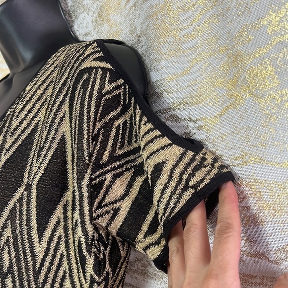 Lauren Ralph Lauren Black/Gold Geometric Metallic Cold Shoulder Top Size M - Picture 8 of 14